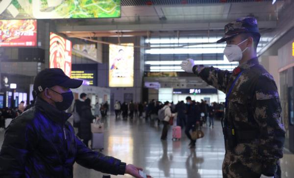 车站兵执勤，守护安全与秩序的力量