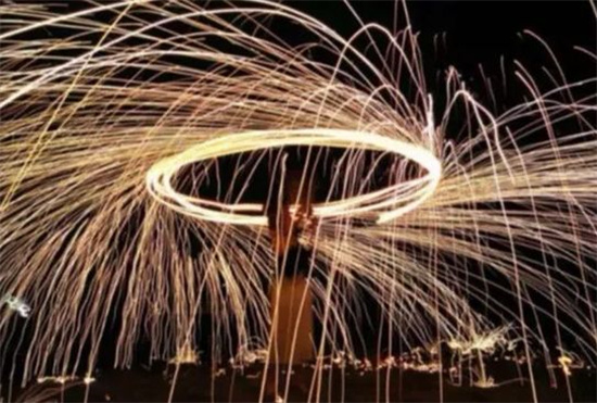 冷烟火，夜空中的独特魅力与深邃思考