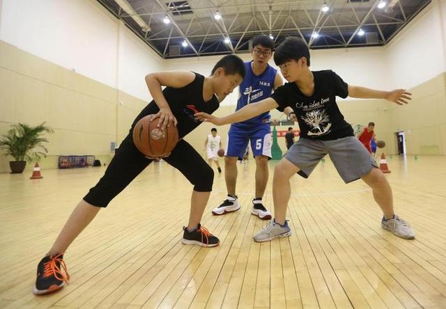 篮球基本功教学，打造扎实基础，提升篮球技能