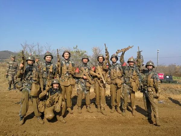 迷彩服军靴，士兵的忠诚与荣耀的象征