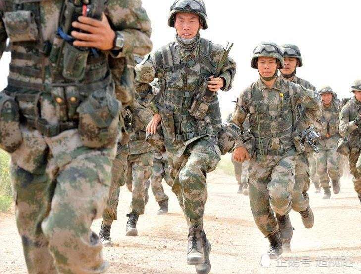 徒步穿军靴，体验军人的脚步与荣耀