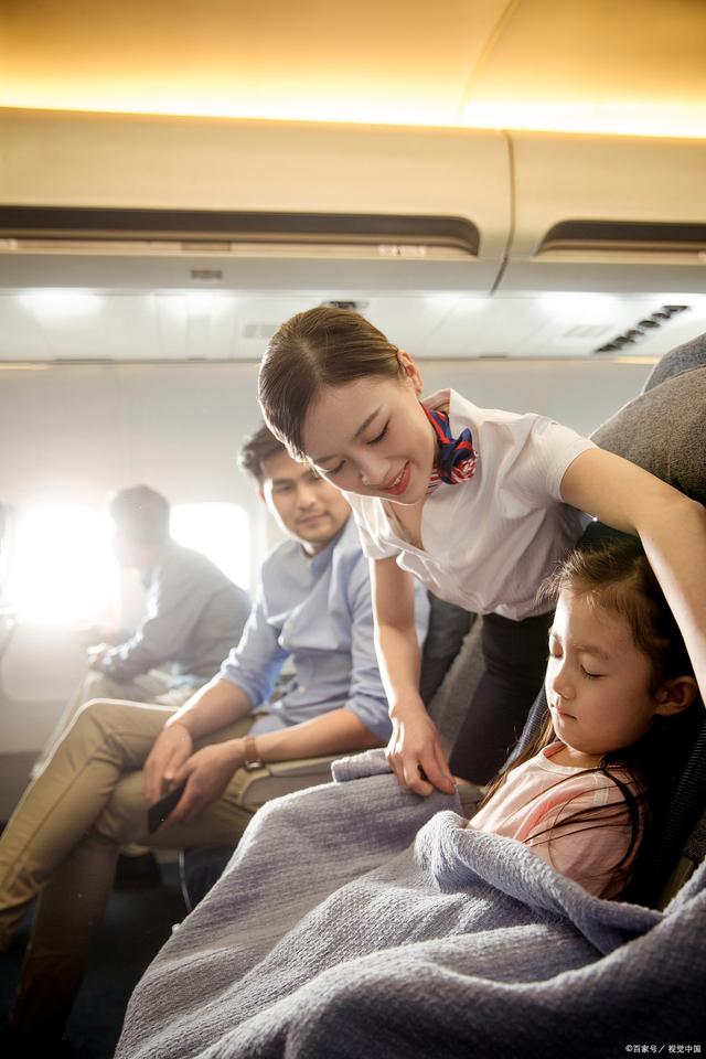 儿童坐飞机大人陪同，航空旅行的安全与责任