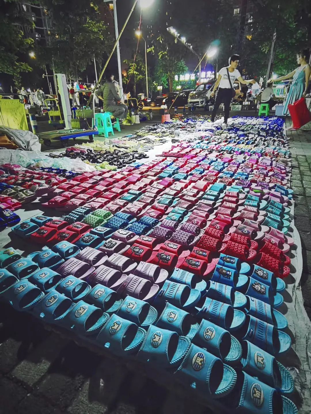 江湖地摊新产品的兴起与魅力