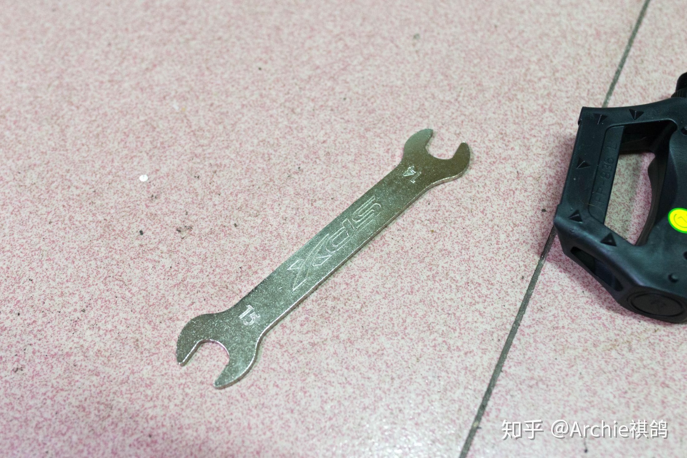 车的力量与扳手图标的象征
